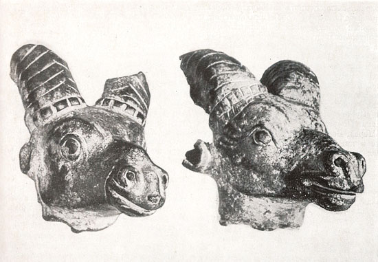 Скульптурные головы баранов из Истфаринской долины
